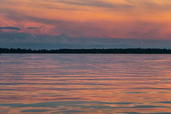 Cielo rosa ilumina las alturas y la superficie del lago —  Fotos de Stock