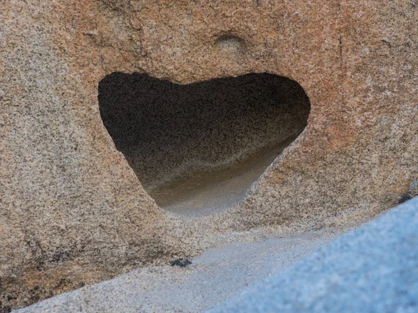 砂岩中的心形立方 — 图库照片