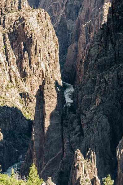 Gunnison rivier stroomt door Black Canyon — Stockfoto