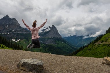Ekoseli Kadın Montana Kayalıklarında Sıçrıyor
