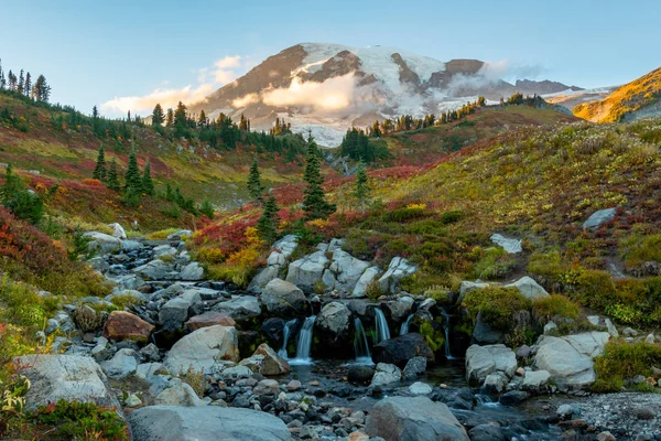 Edith Creek com Mt. Rainier em Outono — Fotografia de Stock