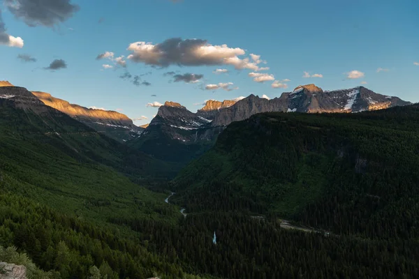 Ostatnie światło słoneczne na Logan Pass Peaks — Zdjęcie stockowe