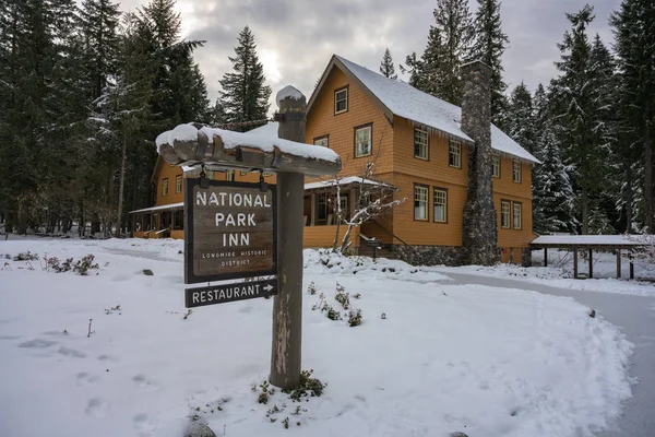 National Park Inn Mt. Rainier zimą — Zdjęcie stockowe