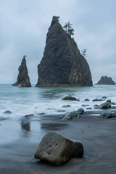 Felsen und Meer stapeln sich lange Belichtung — Stockfoto