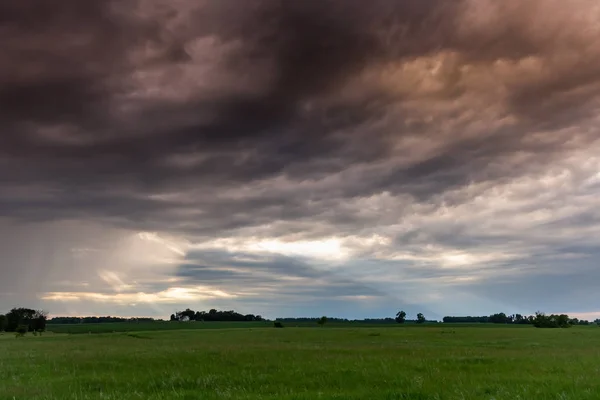 농촌 농장을 통해 폭풍 구름 — 스톡 사진