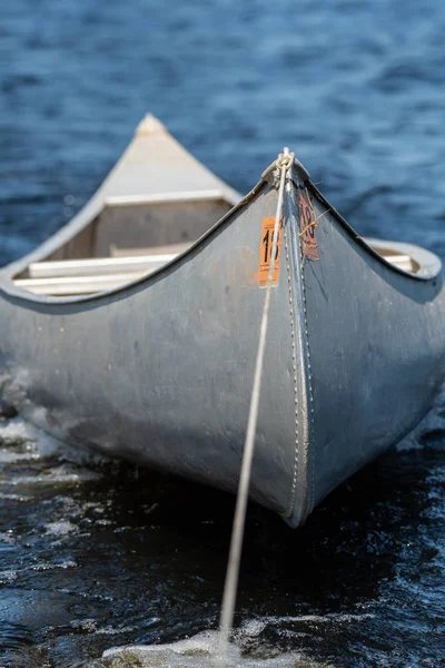 큰 호수를 가로 질러 알루미늄 카누 견인 — 스톡 사진