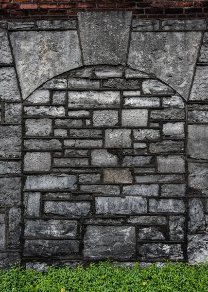 Arco de piedra gris con ladrillo rojo e hiedra verde —  Fotos de Stock