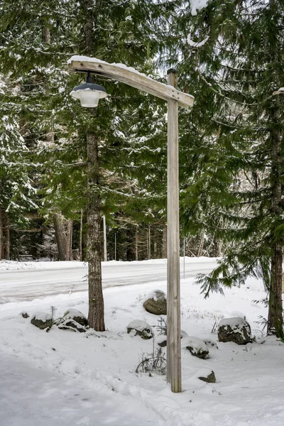 Drewniany słupek lampy w śniegu — Zdjęcie stockowe