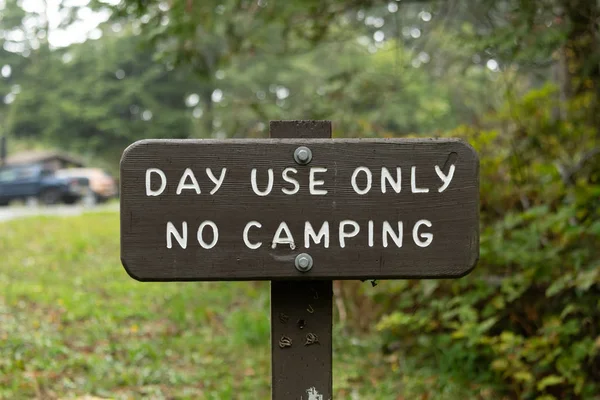Dag Använd endast ingen Camping skylt — Stockfoto