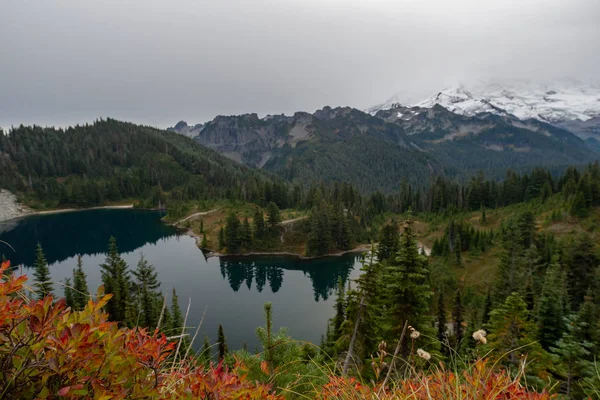 Eunice Lake em frente ao Foggy Mount Rainier — Fotografia de Stock