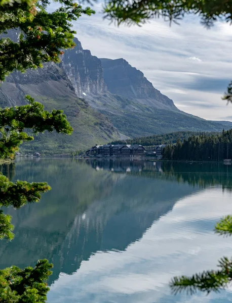 Mirando a través del lago Swiftcurrent en muchos Glacier Hotel — Foto de Stock