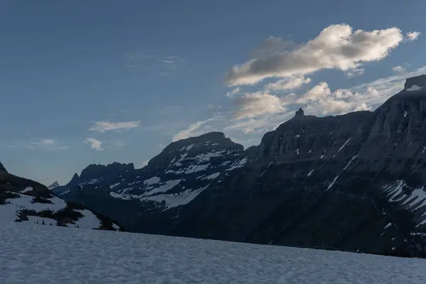 Mirando hacia abajo desde Logan Pass — Foto de Stock