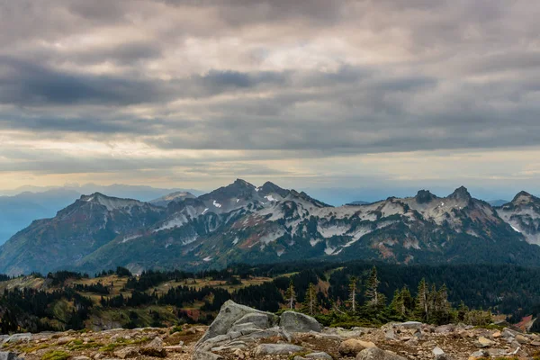 Luz de la mañana sobre el rango de Tatoosh — Foto de Stock