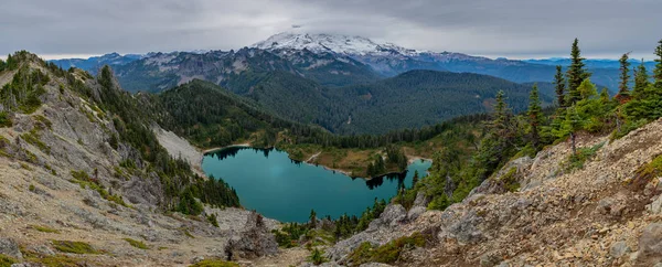 Visão panorâmica do Lago Eunice do Pico Tolmie — Fotografia de Stock