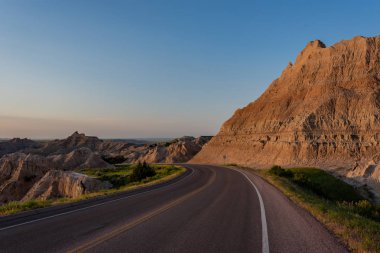 Badlands Oluşumları ile Yol Virajlar