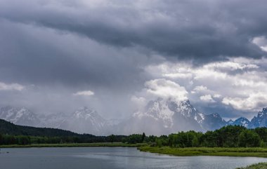 Fırtına Bulutlar Grand Teton üzerinde Hover