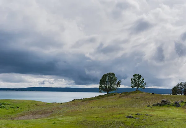 Бурхливе небо над озеро Єллоустоунський — стокове фото