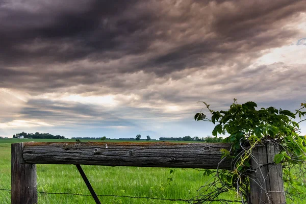 Bouřkové mraky a dřevěný plot — Stock fotografie