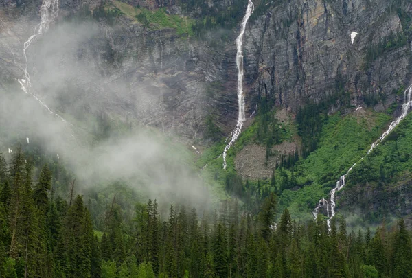 Tre cascate primaverili cadono nella Foggy Valley — Foto Stock