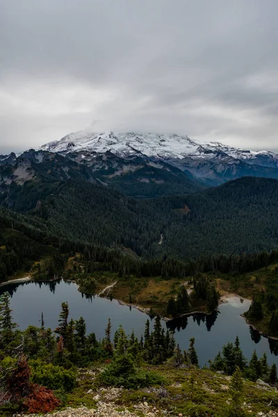Jezioro Glassy i góra Rainier — Zdjęcie stockowe