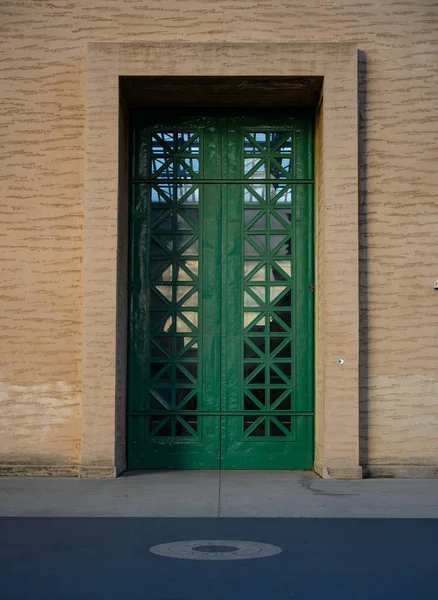 Reuze groene deuren — Stockfoto