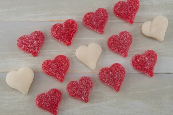 Angled View of Red and White Gummy Hearts Lined Up — Stock Photo, Image