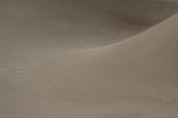 Гладкая кривая горизонтальной песчаной дюны — стоковое фото
