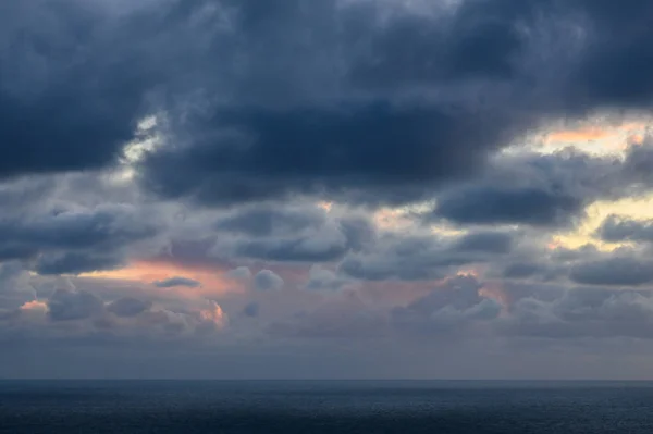 Nubes de lluvia sobre el Pacífico — Foto de Stock