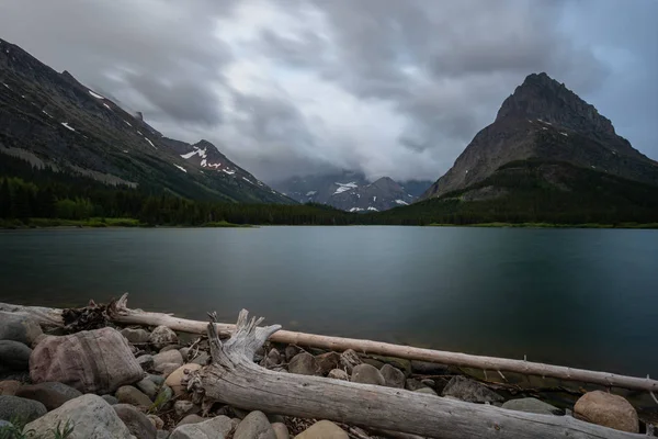 Agua lisa en el lago de corriente rápida — Foto de Stock