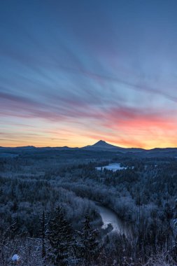 Mt Hood ve Dondurulmuş Orman Altında Renk Breaks Altında