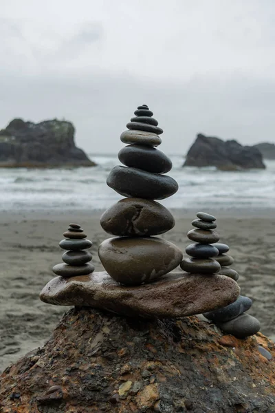 Cairns en la playa —  Fotos de Stock