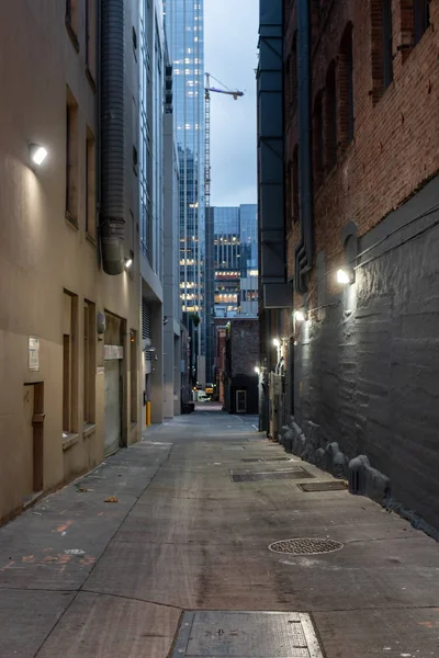 Callejón vacío en la ciudad — Foto de Stock