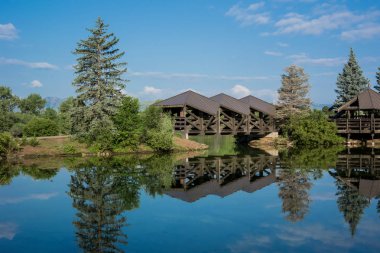 Sakin Gölet Üzerinde Köprü