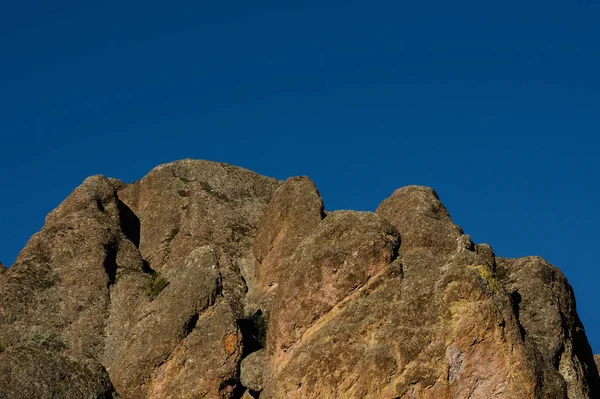 Schroffe Felsen und blauer Himmel — Stockfoto