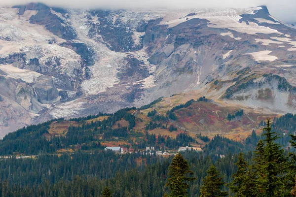 Paraíso brilha com cores de outono na base do Monte Rainier — Fotografia de Stock