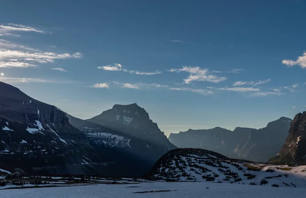 Los ejes de luz se rompen sobre las montañas — Foto de Stock