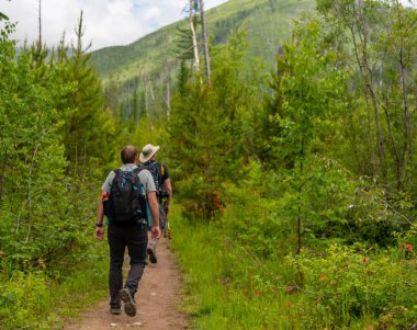 İki adam Hiking