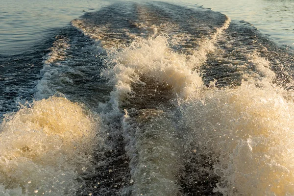 Спінення води з човен дзвінок — стокове фото