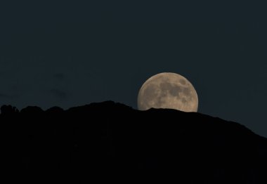 Sırt Üzerinde Yükselen Dolunay