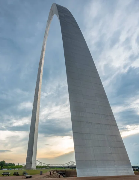 Gateway Arch Tapers para o topo — Fotografia de Stock