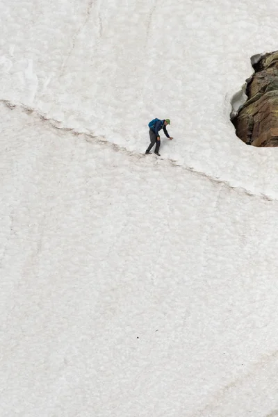 Mann klettert auf prekäre Schneepiste — Stockfoto