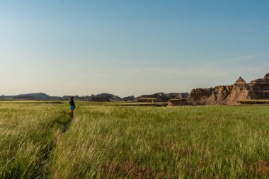 Kadın Trail Badlands Over Looks Out