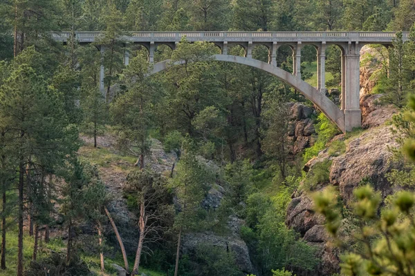 Most přes rokli v větrné jeskyni — Stock fotografie