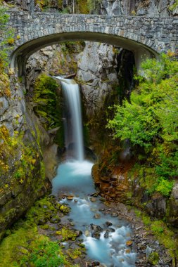 Christine Falls Köprü altında Havuza Döker