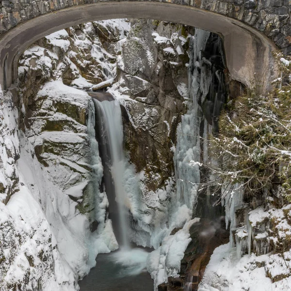 Eingefrorene Christine fällt unter Brücke — Stockfoto