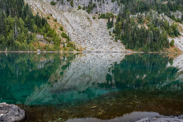 Vue sur le niveau du lac d'Eunice avec le pic Tolmie — Photo