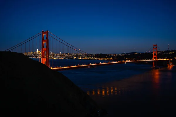 Larga exposición de coches a través del puente Golden Gate Fotos de stock libres de derechos