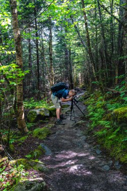 Man Tripod Üzerinde Virajlar