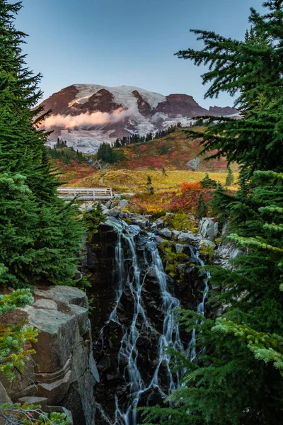 Myrtle Falls tombe sous le mont Rainier — Photo