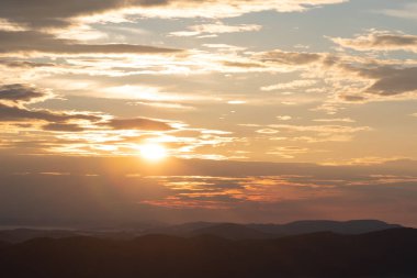 Smokies Üzerinde Bulutlar Through Güneş Tatili